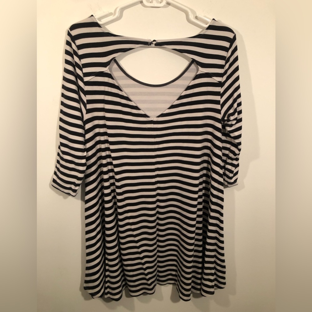 American Eagle semi open back stripped shirt - Picture 2 of 5
